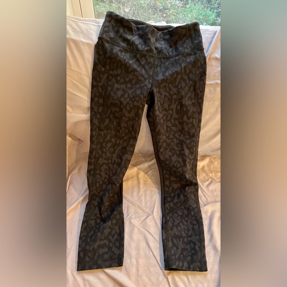 Lululemon black leapoard print leggings size 2 in excellent condition